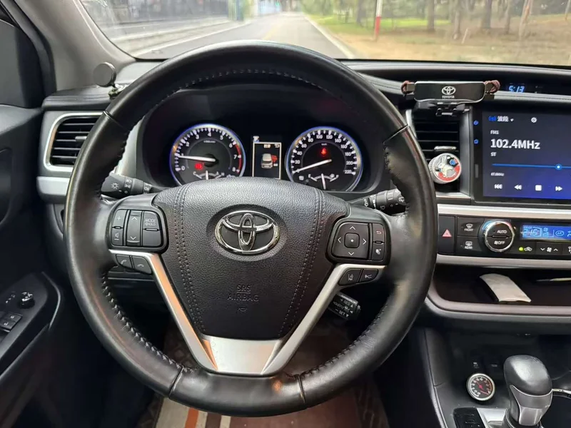 Toyota Highlander — фото 17