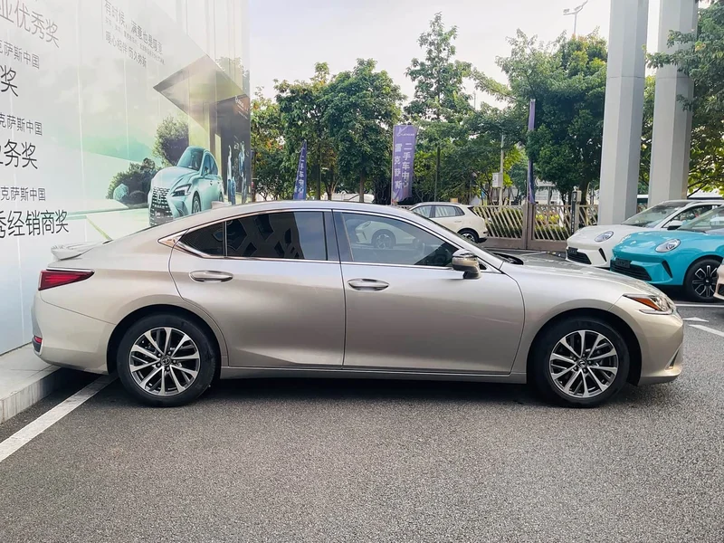 Lexus ES — фото 12
