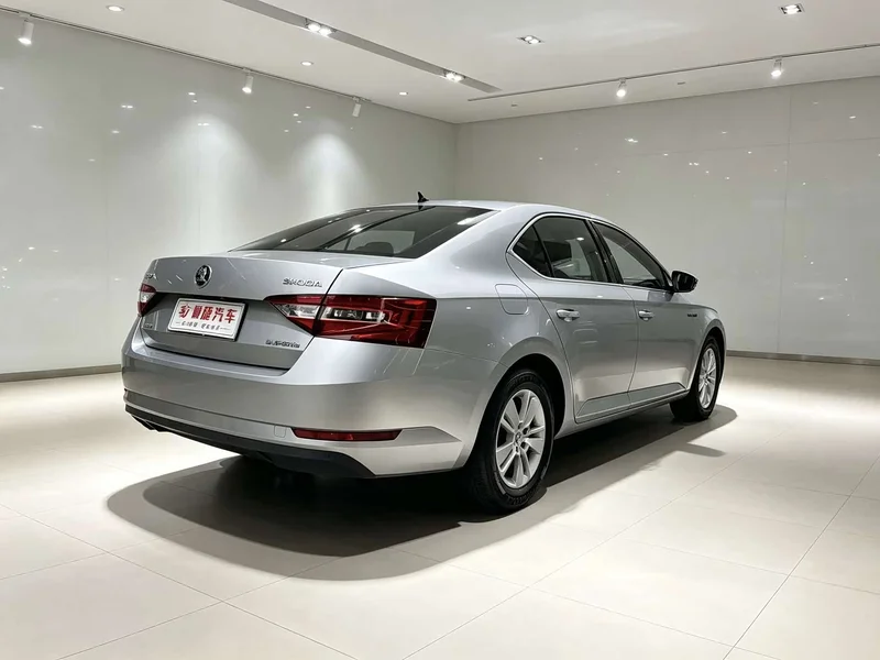 Skoda Superb — фото 12