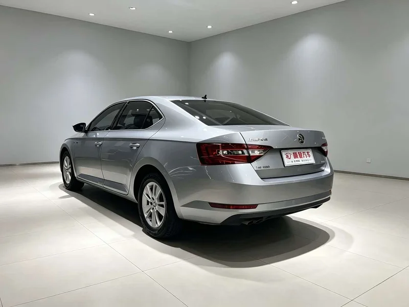 Skoda Superb — фото 10