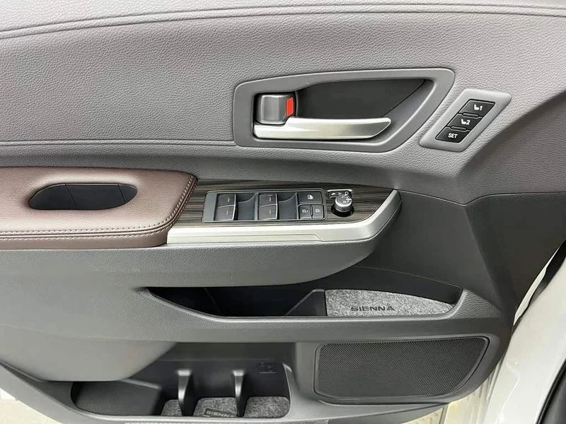 Toyota Sienna — фото 19