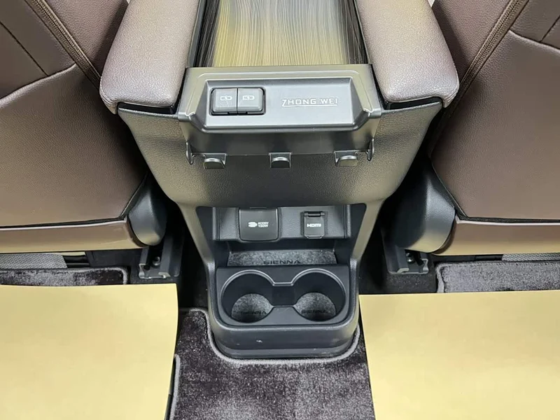 Toyota Sienna — фото 29