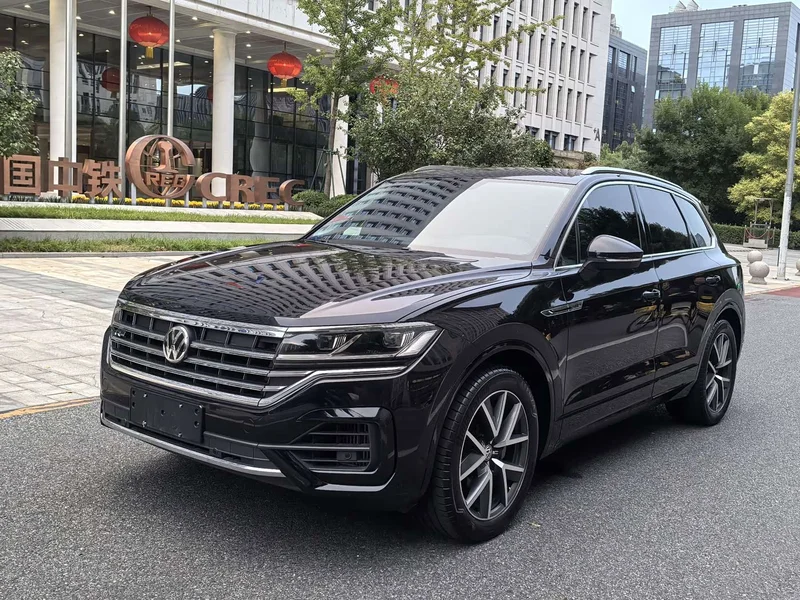 Volkswagen Touareg — фото 1