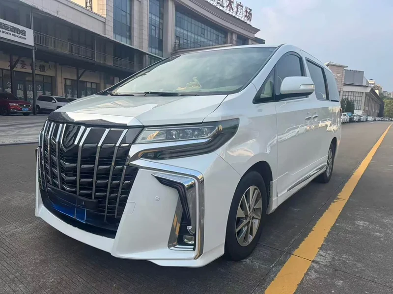 Toyota Alphard — фото 1