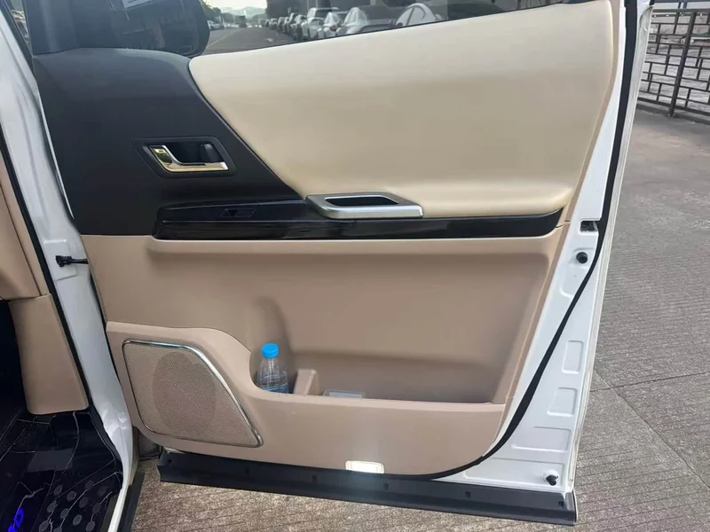 Toyota Alphard — фото 13