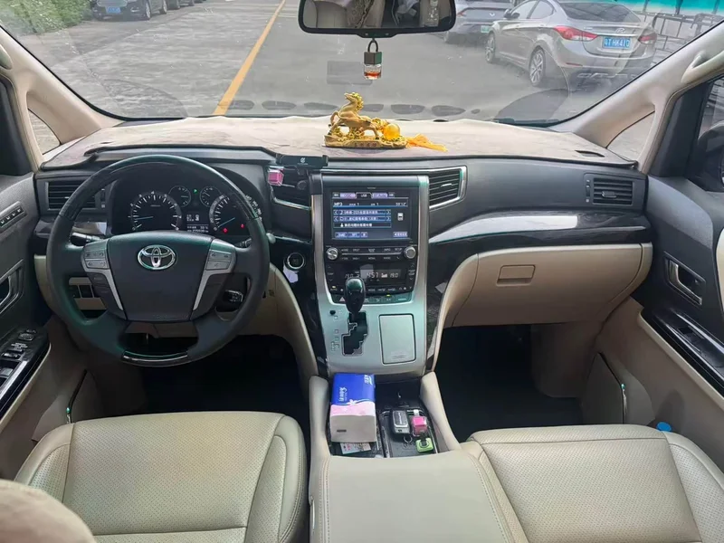 Toyota Alphard — фото 9