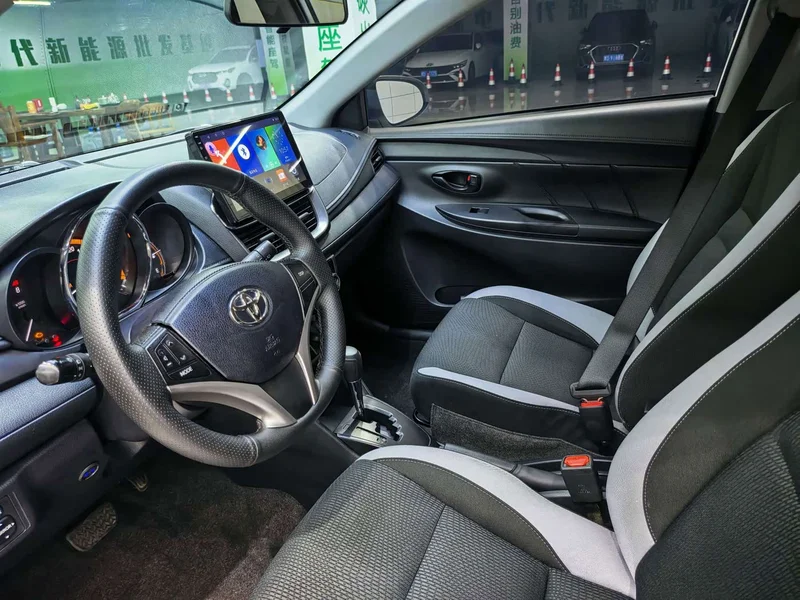 Toyota Yaris L — фото 12