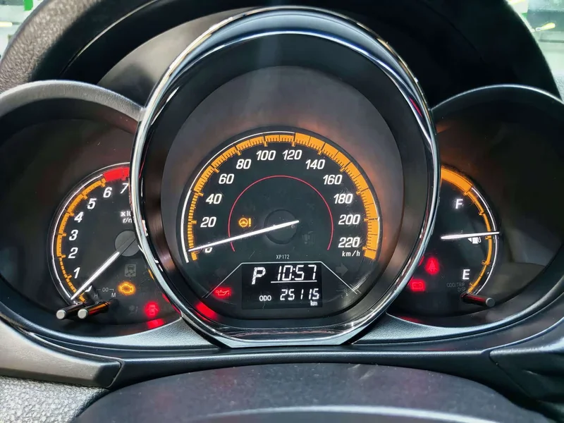 Toyota Yaris L — фото 15