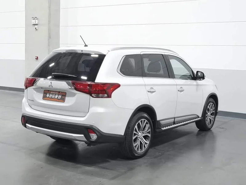 Mitsubishi Outlander — фото 2
