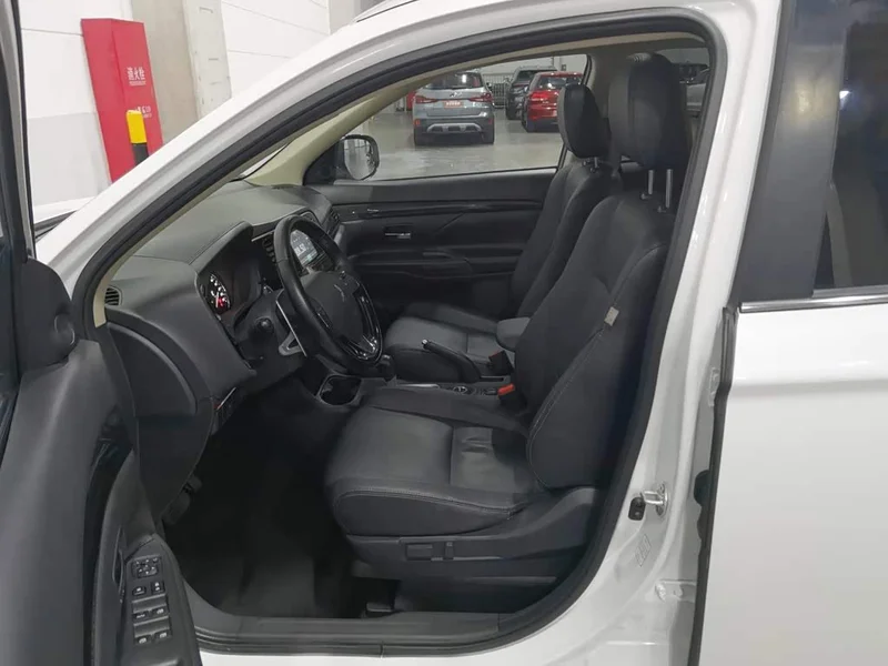 Mitsubishi Outlander — фото 10