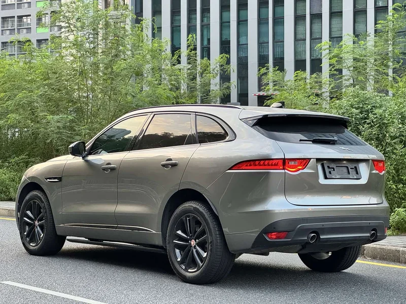 Jaguar F-PACE — фото 12