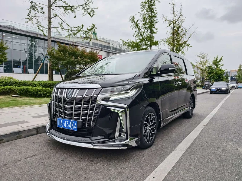 Toyota Alphard — фото 1