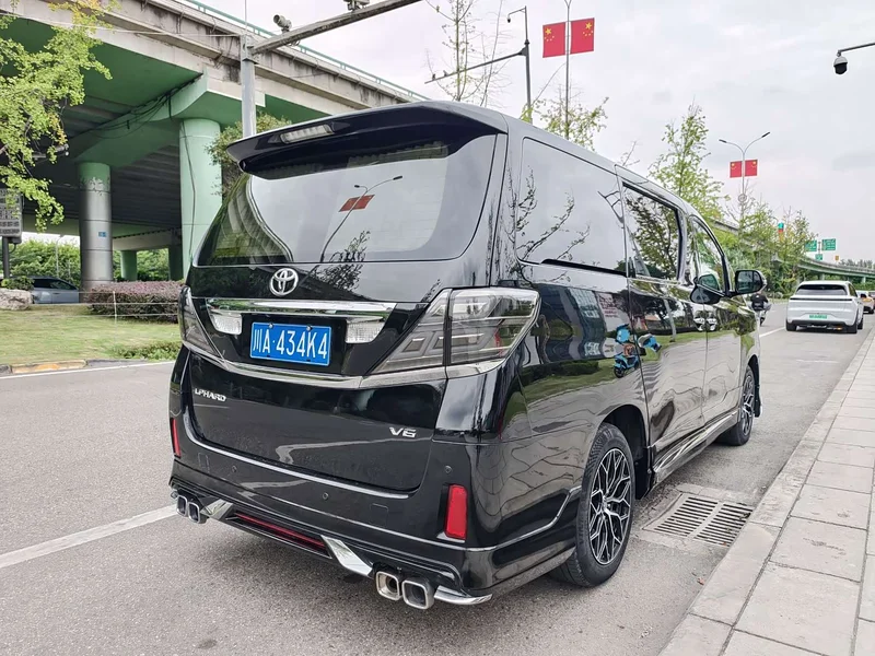 Toyota Alphard — фото 4