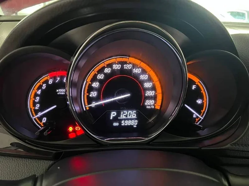 Toyota Yaris L — фото 14