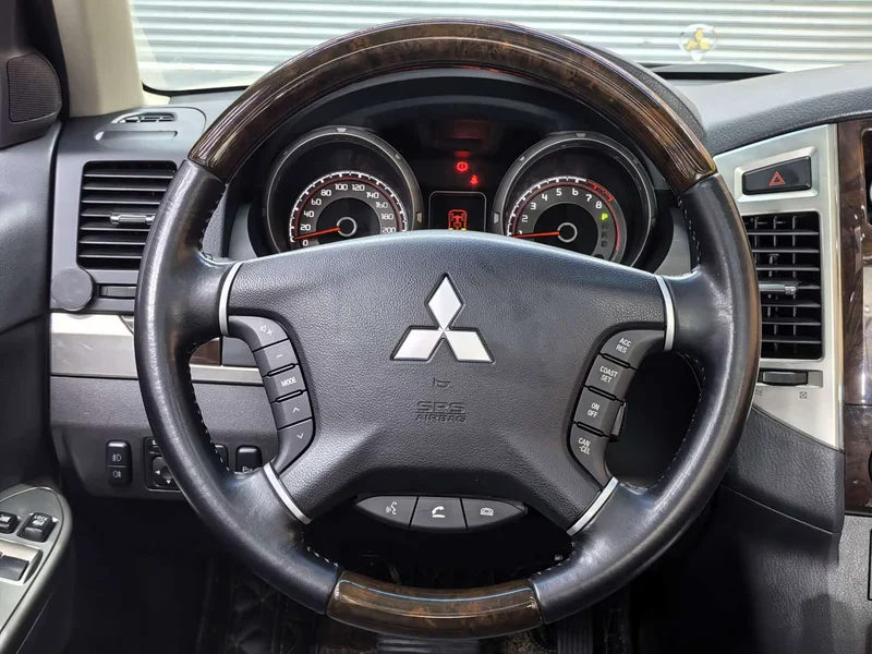 Mitsubishi Pajero (Imported) — фото 12