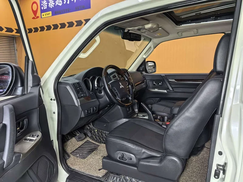 Mitsubishi Pajero (Imported) — фото 14