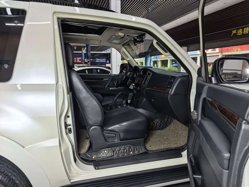 Mitsubishi Pajero (Imported) — фото 17