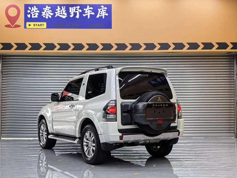 Mitsubishi Pajero (Imported) — фото 6
