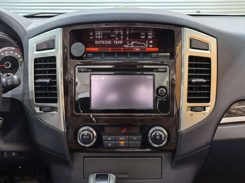Mitsubishi Pajero (Imported) — фото 10