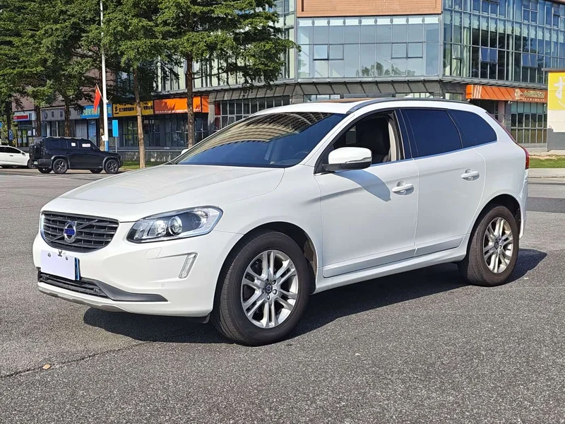 Volvo XC60 — фото 1