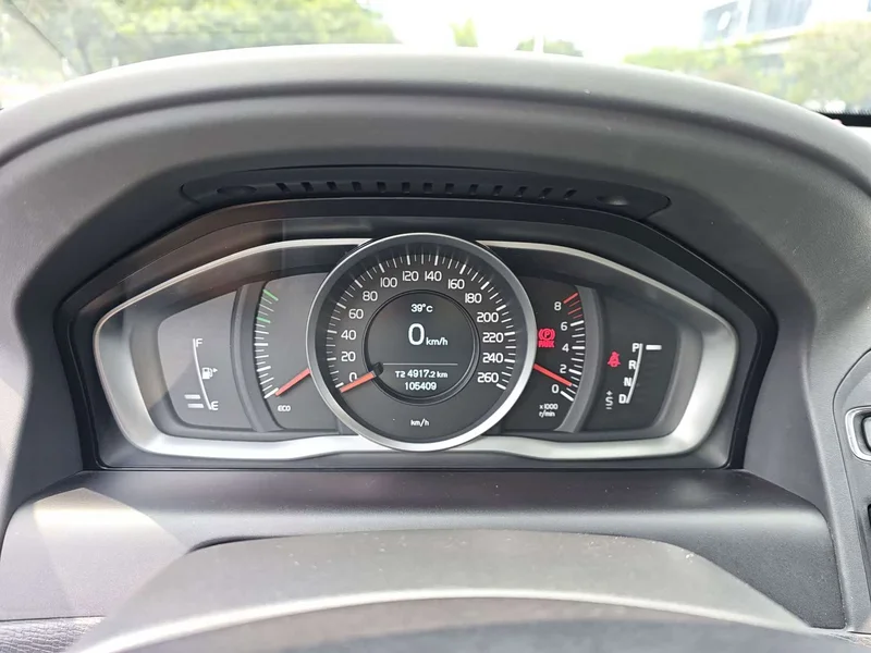 Volvo XC60 — фото 11