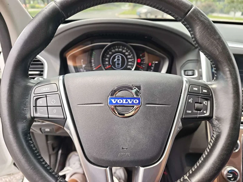 Volvo XC60 — фото 12