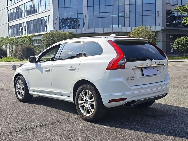 Volvo XC60 — фото 14