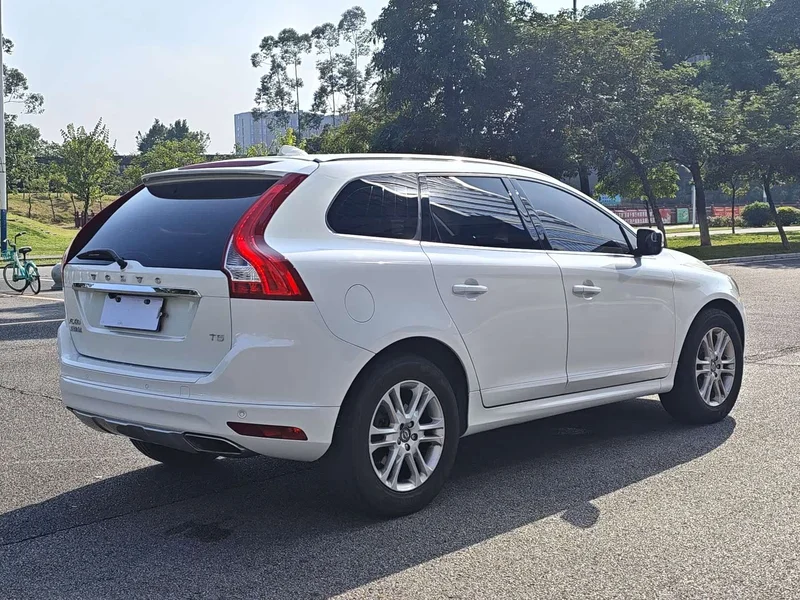 Volvo XC60 — фото 15