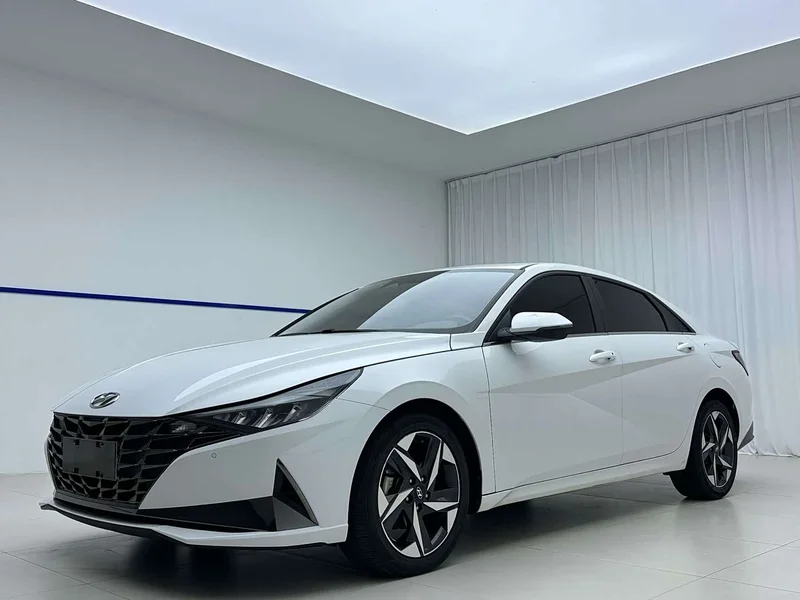 Hyundai Elantra — фото 1