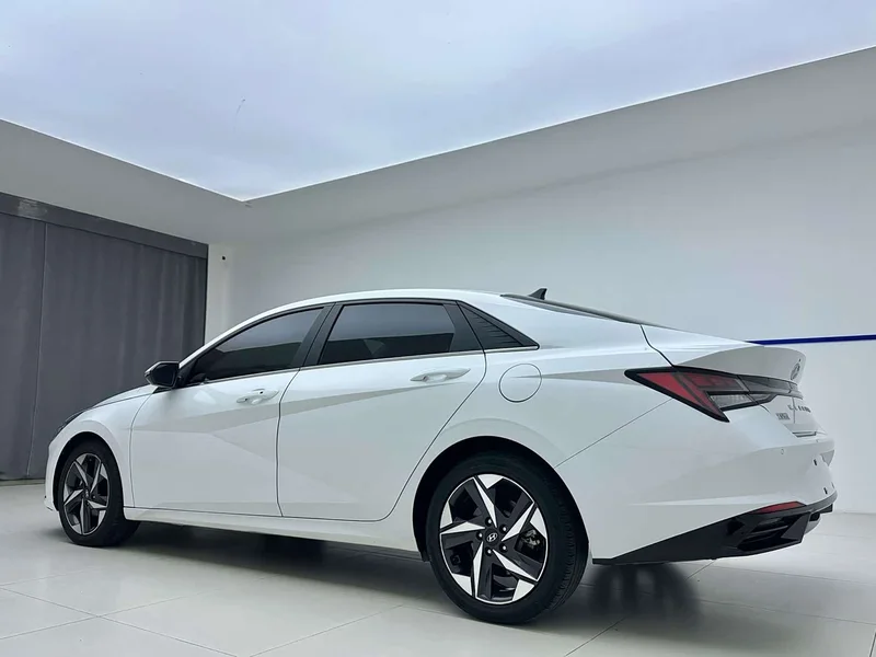Hyundai Elantra — фото 4