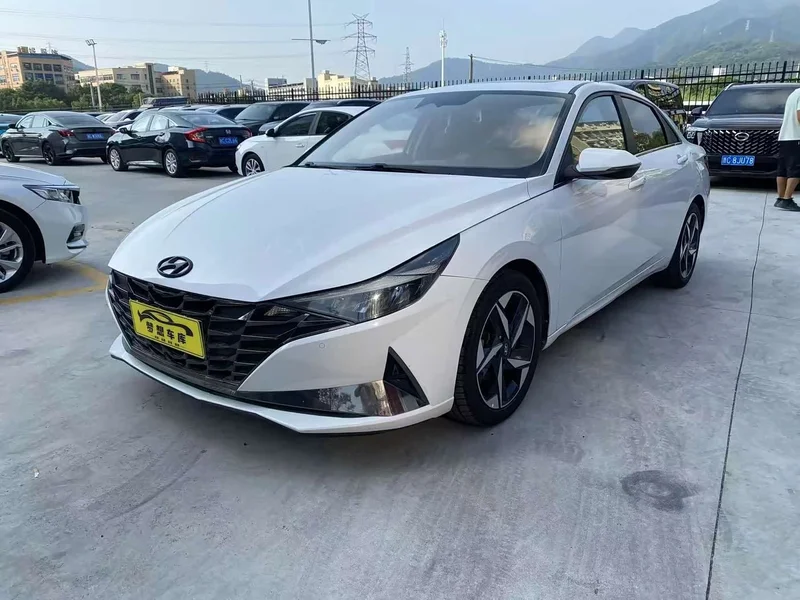 Hyundai Elantra — фото 1