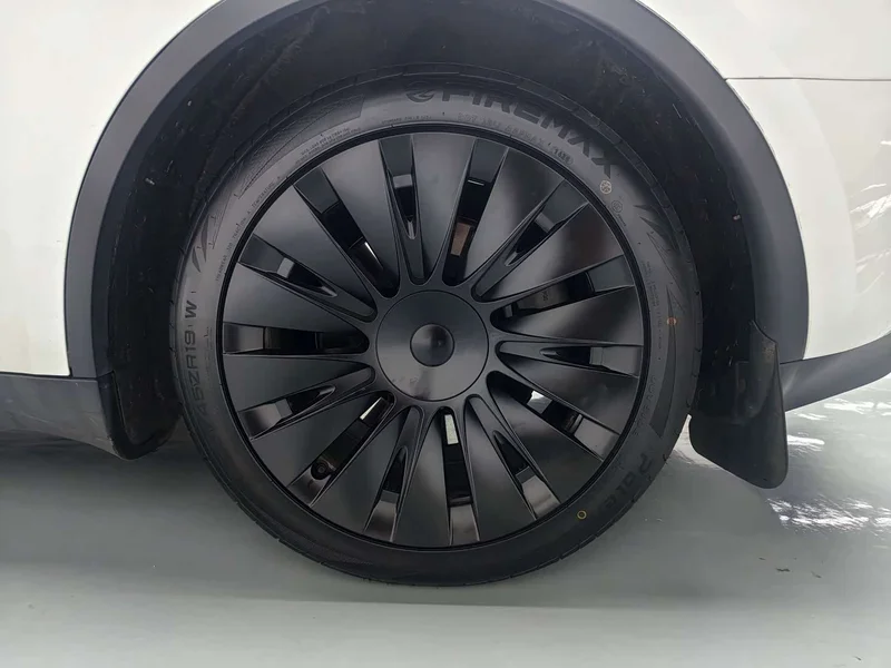 Tesla Model Y — фото 10