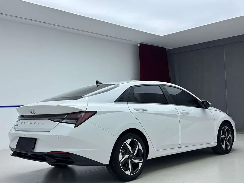Hyundai Elantra — фото 6