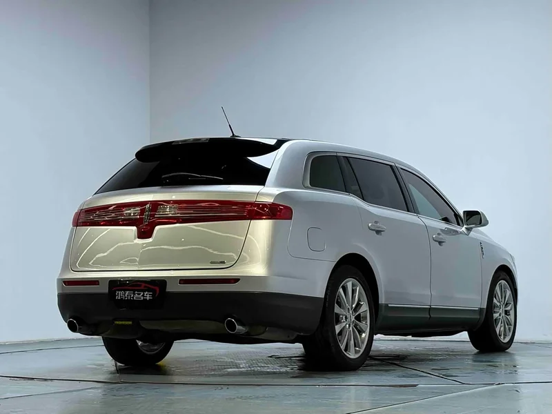 Lincoln MKT — фото 19