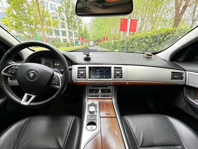 Jaguar XF — фото 8