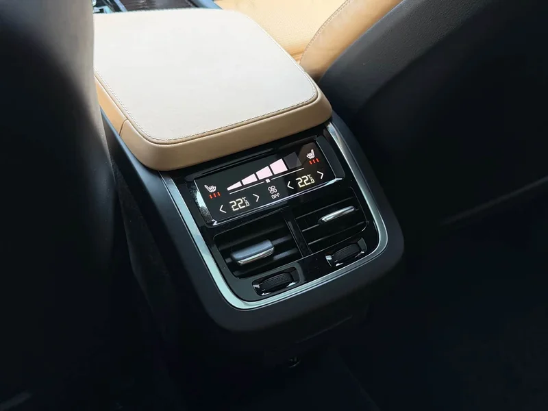Volvo XC90 — фото 21