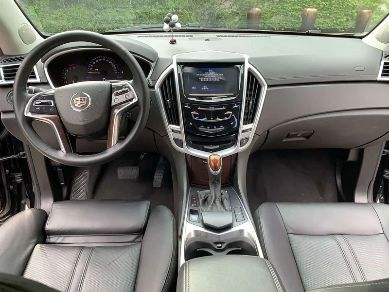 Cadillac SRX — фото 11
