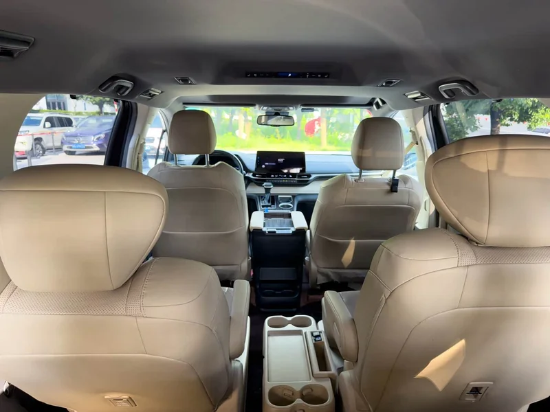 Toyota Sienna — фото 5