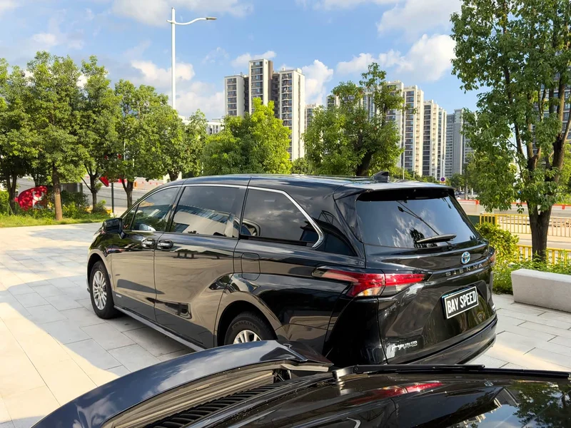 Toyota Sienna — фото 8
