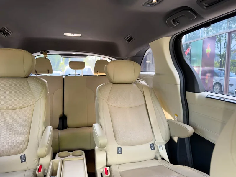 Toyota Sienna — фото 9