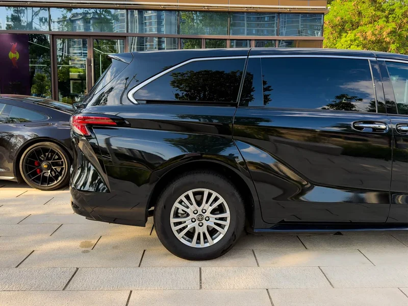 Toyota Sienna — фото 10