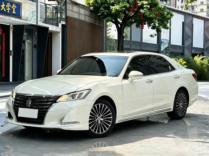 Toyota Crown — фото 1