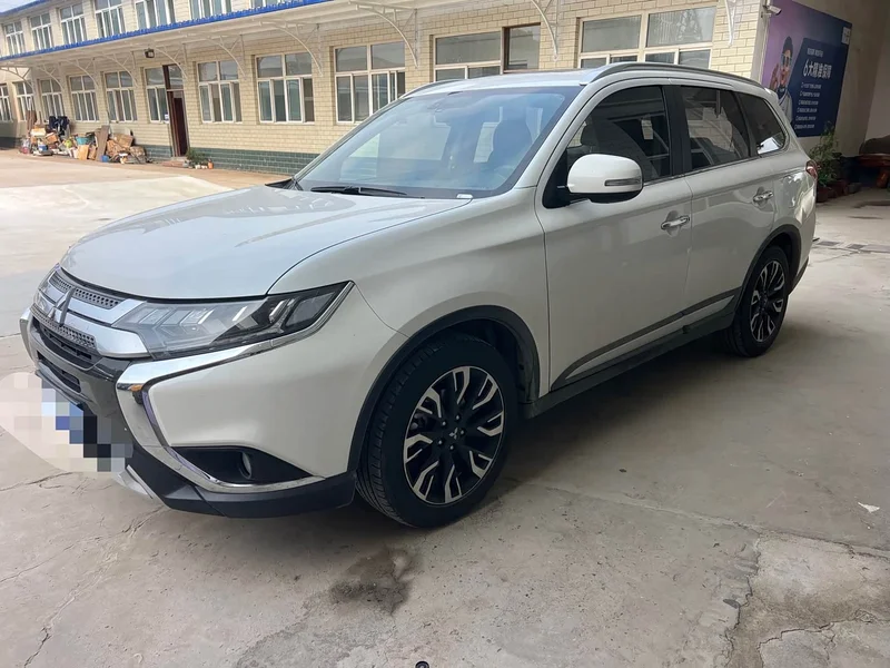 Mitsubishi Outlander — фото 1