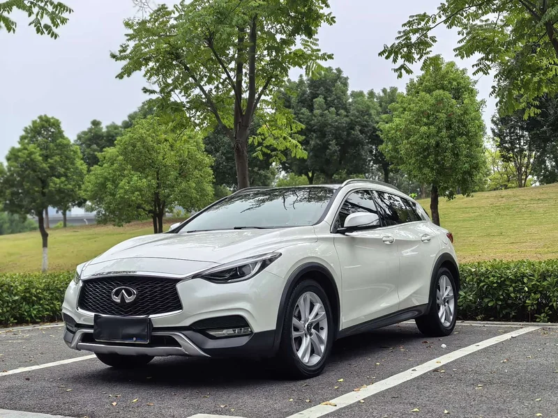 Infiniti QX30 — фото 1