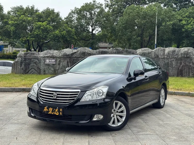Toyota Crown — фото 1