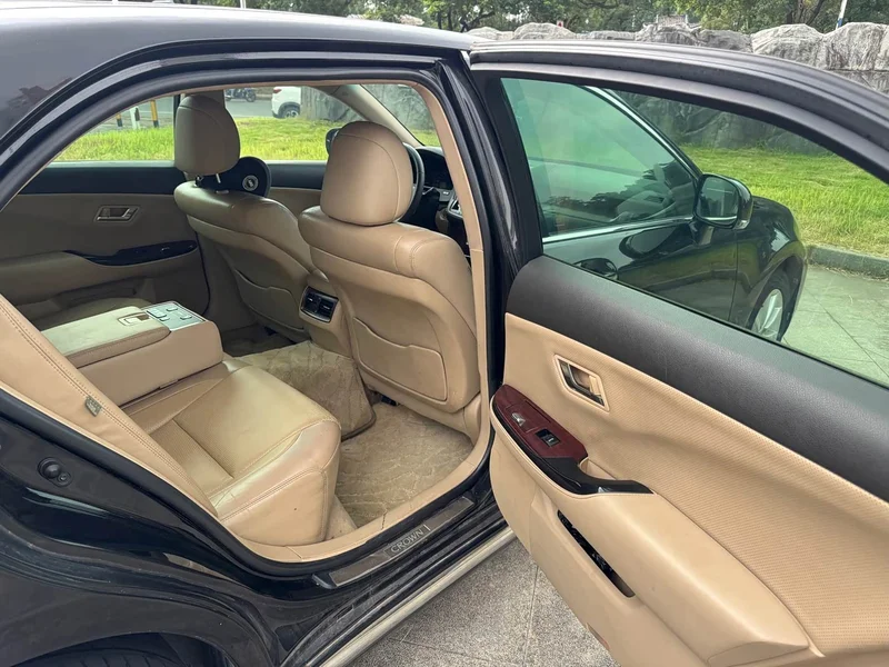 Toyota Crown — фото 13