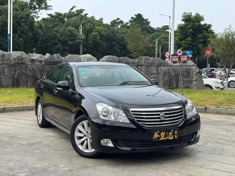 Toyota Crown — фото 3