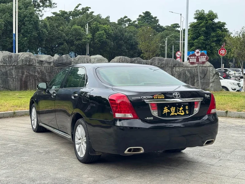 Toyota Crown — фото 4