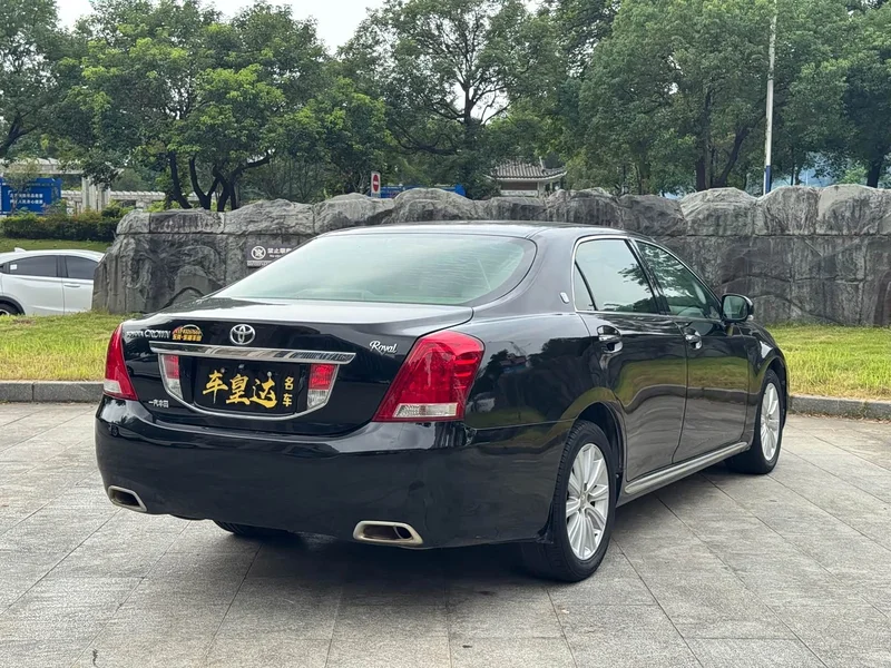 Toyota Crown — фото 6