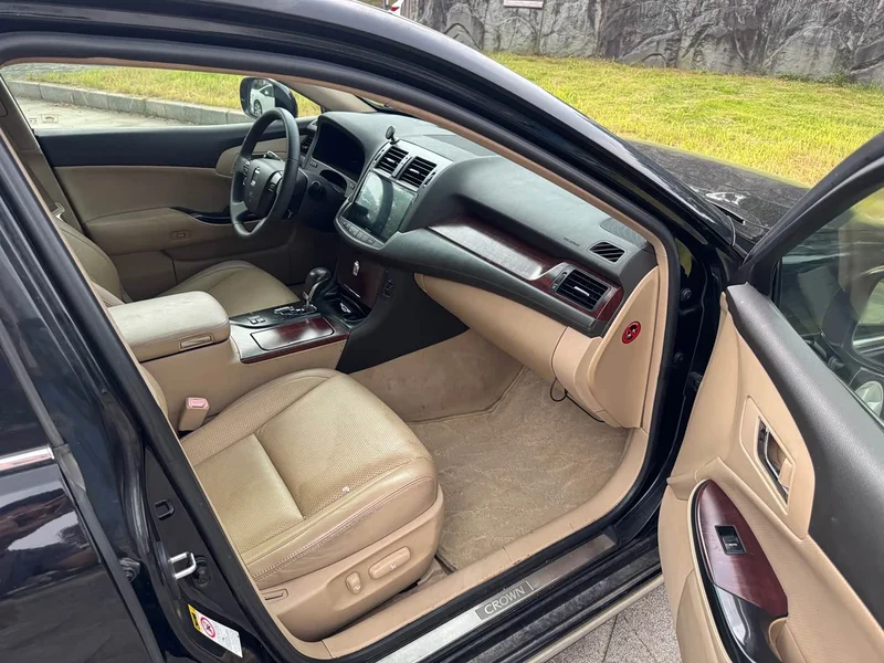 Toyota Crown — фото 10